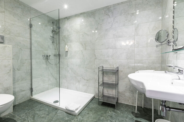 Hotel-Schoenegg-Seefeld-Badezimmer Beispiel mit begehbarer Dusche