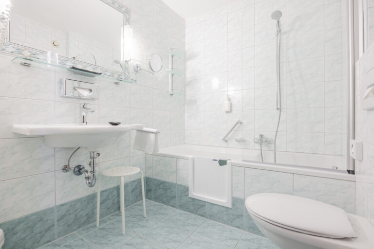 Hotel schoenegg-seefeld-Badewanne mit begehbarer Dusche
